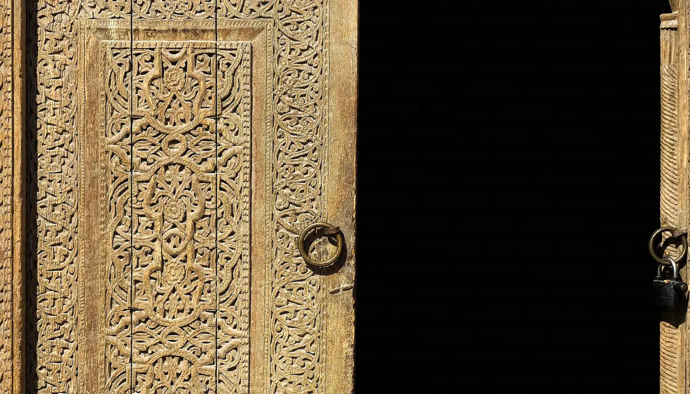 Carved doors in Said Mahruyjan Complex in Khiva (Мавзолей Саид Мухаммад Махирий, Said Mahruyjon majmuasi)